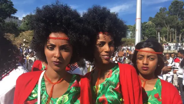 በደማቅ አልባሳት ያሸበረቁ ወጣት ሴቶች