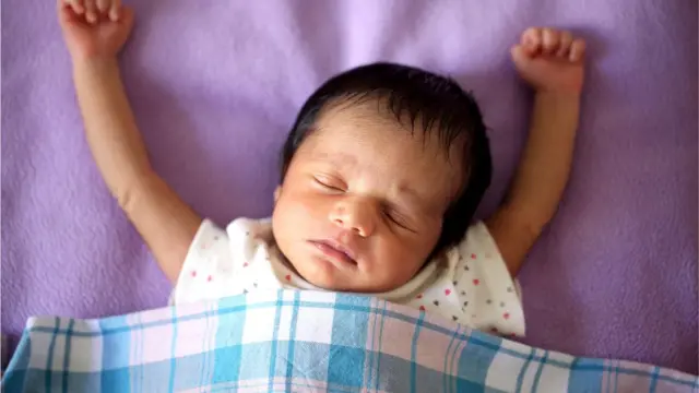 झोपलेलं बाळ