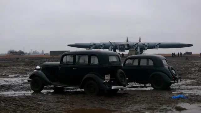 Стара автівка на летовищі