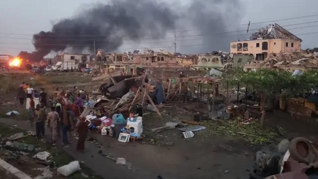 People dey watch di houses wey dia roof don commot