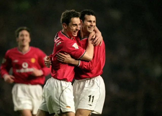 Neville ve Giggs, 2001 yılında Machester United'ın Aston Villa'ya karşı oynadığı Premier Lig maçında gol sevinci yaşarken