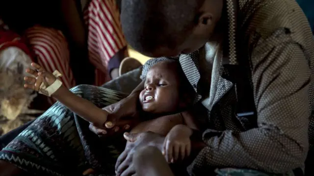 Un père et son enfant malade.