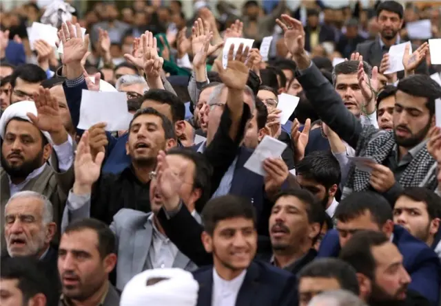 مقامهای ارشد نظام با نادیده گرفتن واقعیات اجتماعی، همچنان تمرکز خود را بر حفظ «حلقه وفاداران نظام» قرار دادهاند