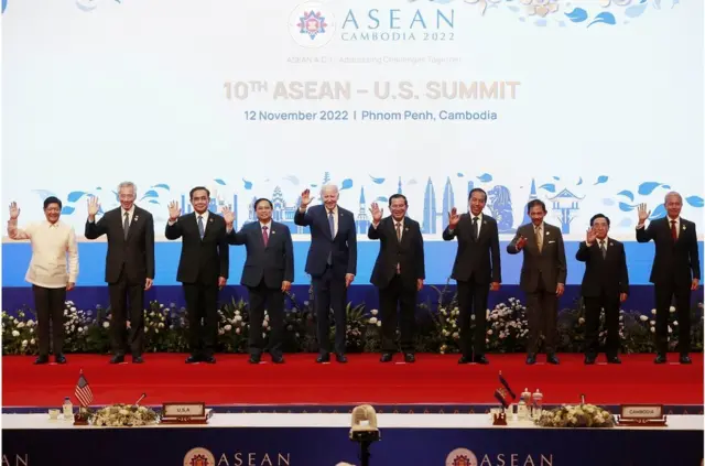 在柬埔寨金边举行的第40届和第41届东南亚国家联盟 峰会及相关峰会期间，（从左至右）菲律宾总统小斐迪南·“邦邦”·马科斯、新加坡总理李显龙、泰国总理巴育、越南总理范明政、美国总统拜登、柬埔寨总理洪森、印度尼西亚总统佐科·维多多、文莱苏丹哈桑纳尔·博尔基亚、老挝总理潘坎·维帕万、马来西亚总理特别代表在第十届东盟-美国峰会期间合影留念。