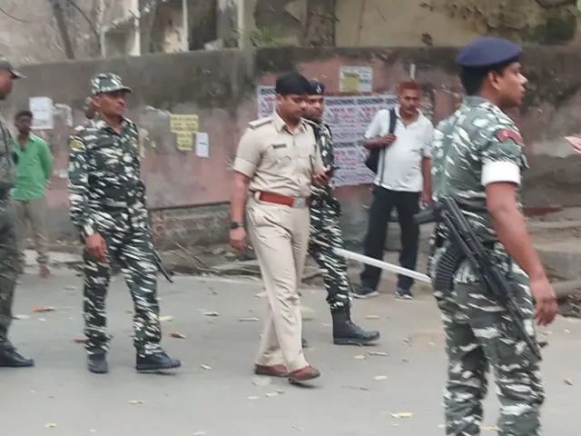 સુરક્ષા અધિકારીઓની તસવીર