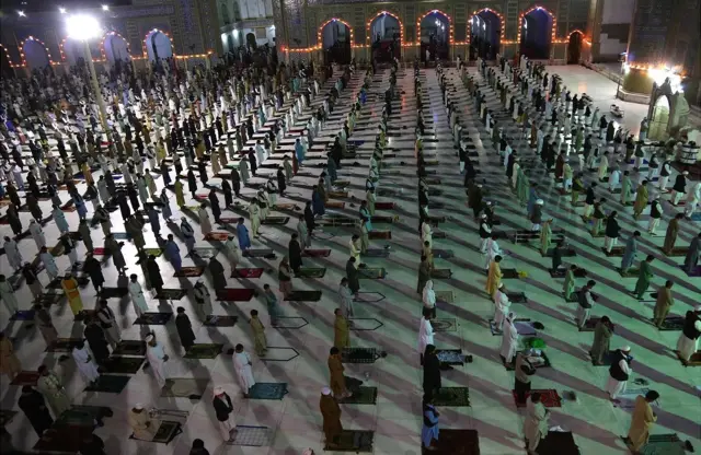 په هرات ښار کې سلګونه کسان په کورونا وېروس اخته شوي او د خلکو ګڼه ګوڼه ښايي دا شمېر لا ډېر کړي.