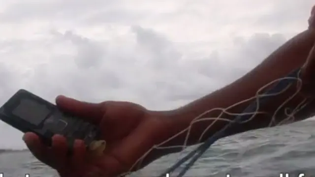 কনডোমে জড়ানো ফোন সমুদ্রের বুকেও দিব্বি কাজ করে