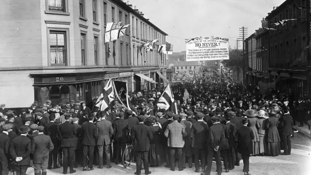 El 1 de septiembre de 1912, los unionistas de Úlster salieron a las calles a protestar en contra del tercer proyecto del ley de autonomía de 1912 presentado por el primer ministro británico Herbert Asquith.