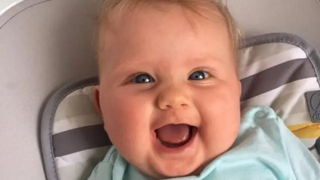 Emilie fotografada em casa pelo pai