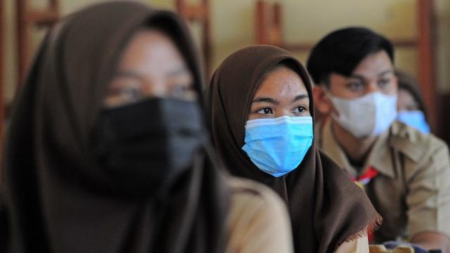 Jilbab di sekolah negeri: 'Saya lepas jilbab dicap bermoral buruk