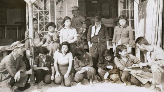 Mulheres que eram escravizadas sexualmente liberadas em Okinawa durante a Segunda Guerra Mundial