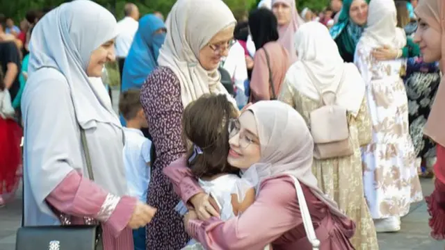 البانیا کې مسلمانان د تیرانا په سکندربېګ څلورلاري کې د اختر لمونځ کوي.