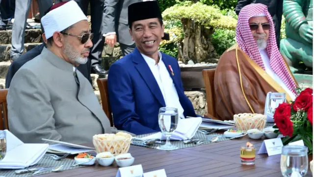 Prof Dr Ahmad Muhammad Ath-Thayeb (kiri Presiden Joko Widodo).