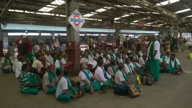 நாளை முதல் தினசரி நூதனப் போராட்டம்: மீண்டும் டெல்லியில் தமிழக விவசாயிகள்