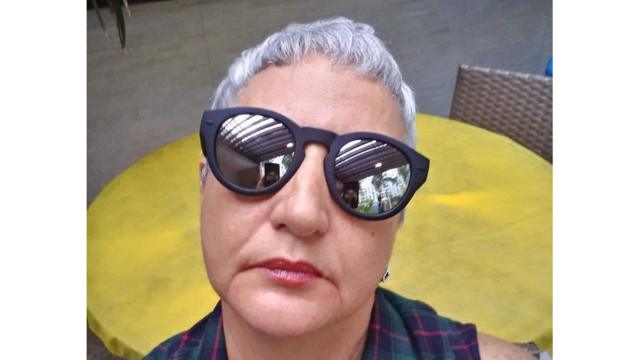 Eliane Oldrini, de óculos, tira selfie
