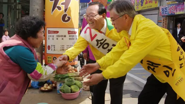 문재인 대통령은 2012년 19대 국회의원 선거에서 송철호 울산시장의 선거운동을 돕기도 했다