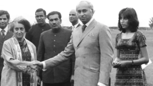 इंदिरा गांधी, ज़ुल्फ़िकार अली भुट्टो और बेनज़ीर भुट्टो शिमला हैलिपैड पर