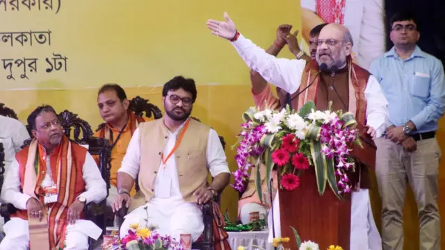 নাগরিকত্ব বিলের পক্ষে বিজেপি দীর্ঘদিন ধরে প্রচারভিযান চালাচ্ছে। এখানে কলকাতার এক জনসভায় বিজেপি প্রধার অমিত শাহ্‌।