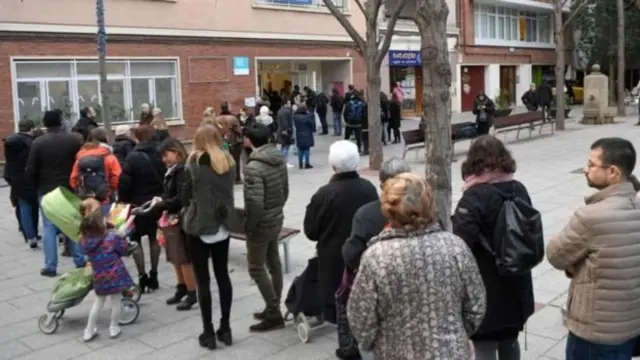 કૈટલોનિયામાં મતદાન કરવા એકઠા થયેલા મતદારો