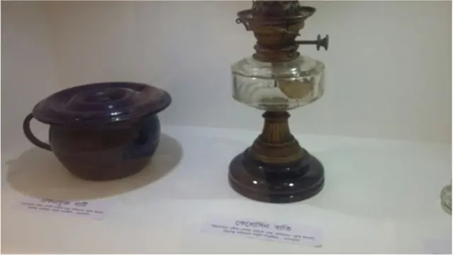 রবীন্দ্রনাথ ঠাকুরের ব্যবহার করা কিছু জিনিসপত্র আছে। তবে এগুলি শুধু উদ্বোধনের জন্যই আনা হয়েছে। তারপরই ফেরত চলে যাবে।