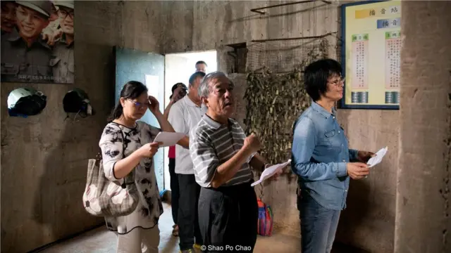 一个由30人组成的合唱团用水泥塔内部唯一一支麦克风录制人声歌唱作品。