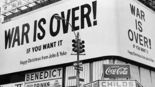 постер с лозунгом Джона и Йоко "Война окончена" в Нью-Йорке