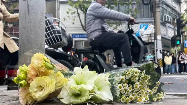 पीड़ितों की याद में चढ़ाए गए फूल