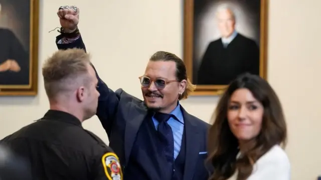 Johnny Depp ra hiệu với những người có mặt trong phiên tòa