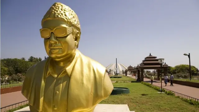 எம்.ஜி.ஆர்.