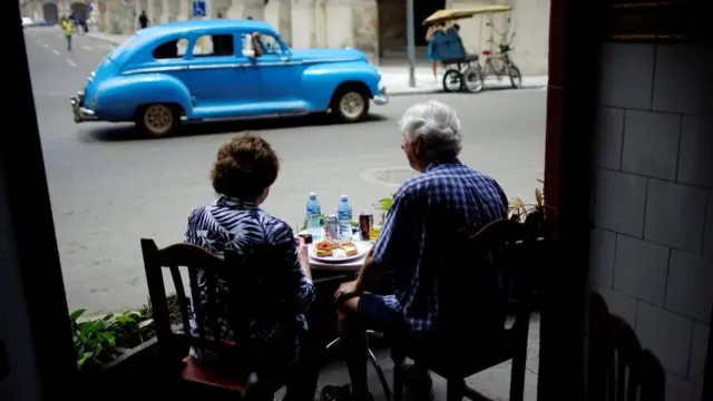 Turistas en un restaurante de La Habana