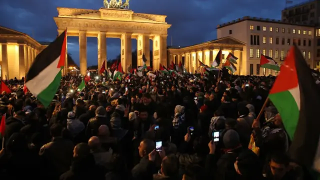 Mutane a birnin Berlin na Jamus sun taru a gaban Brandenburg Gate suna daga tutocin Falasdinu da Turkiyya