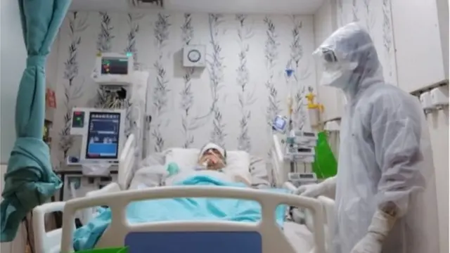 मुखर्जी आयसीयुमध्येच होते.