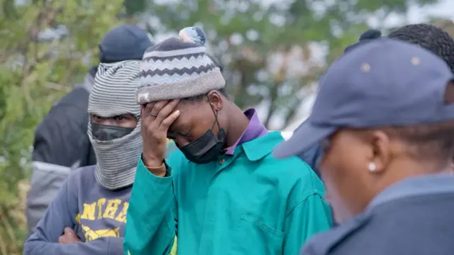 Stilfontein, Indwi ishira uwa 10 / 11, abacukuzi hafi 1 000 barafashwe bavuye muri ico kinogo.