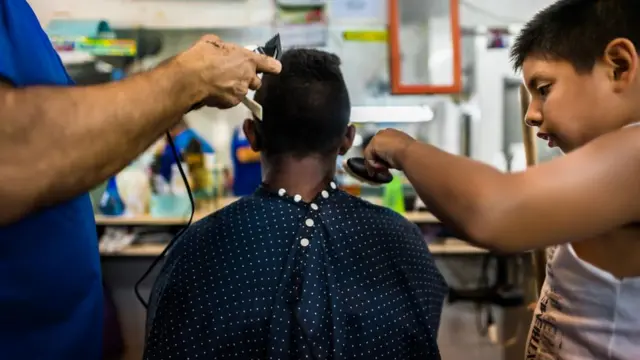 Barbeiro corta o cabelojogos caça níquel onlineum menino na favela da Rocinha, Riojogos caça níquel onlineJaneiro