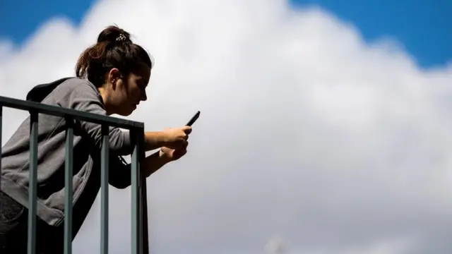 Jedna stvar koju možemo da uradimo jeste da prosto razmišljamo o zasnovanosti posta na činjenicama pre nego što ga prosledimo dalje