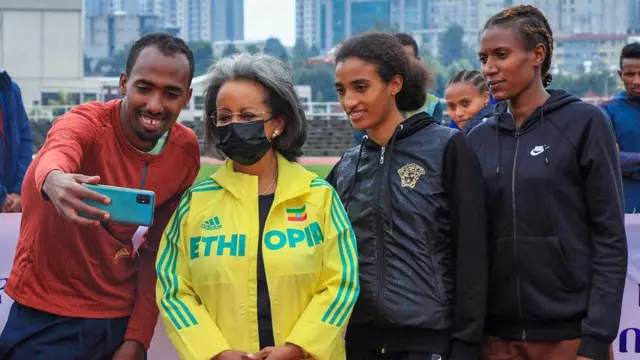 Pirezidantiin Itoophiyaa Saahilawarq Zawudee atileetota bakka isaan leenji'anitti qaamaan dhaqanii jajjabeessaniiru