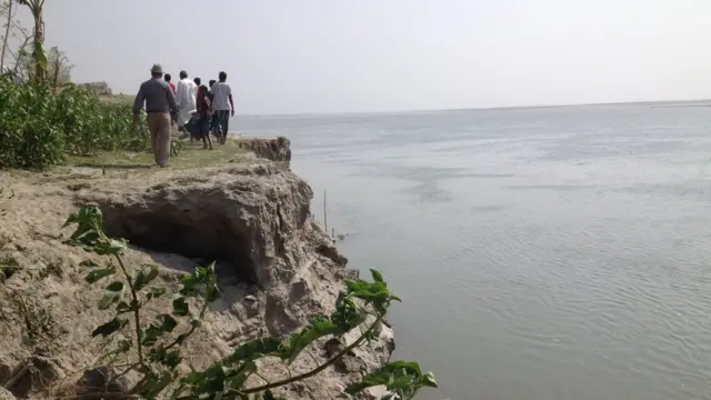 ব্রহ্মপুত্র উপত্যকায় চর এলাকাগুলিতে নদী ভাঙ্গনের কারণে মানুষকে রাতারাতি জায়গা বদল করতে হয়