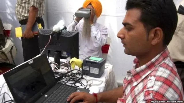 आधार कार्ड काढण्याची प्रक्रिया करणारी व्यक्ती