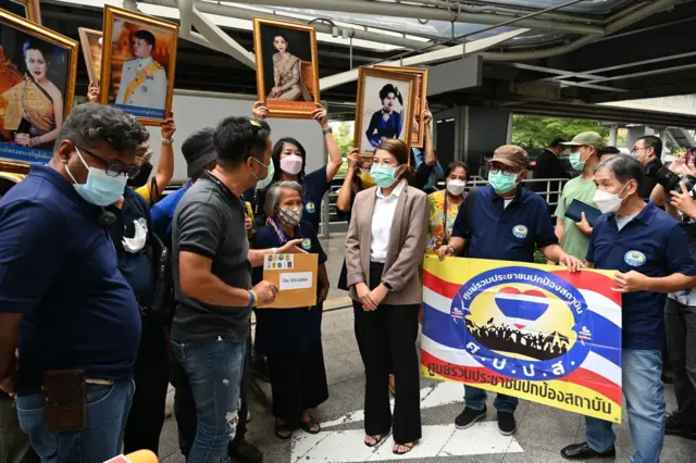 ผู้แทน บ. ลาซาด้า ลงมารับหนังสือ แต่กลุ่มฯ เรียกร้องให้ผู้บริหารที่มีอำนาจลงมารับทราบเรื่อง