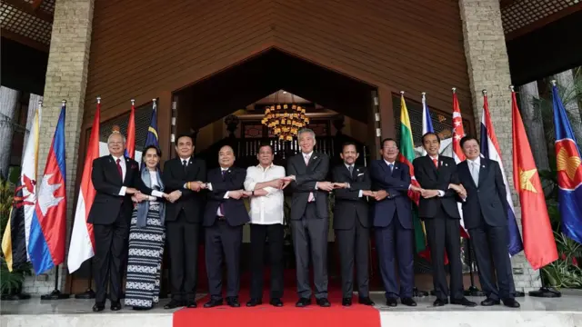 గత ఏడాది ఫిలిప్పీన్స్ రాజధాని మనీలాలో ఒక ఆసియాన్ సదస్సులో పాల్గొన్న కూటమి సభ్యదేశాల నాయకులు