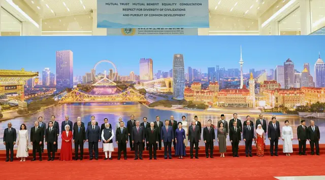 சீன அதிபர் ஷி ஜின்பிங் நடத்திய இரவு விருந்துக்கு முன்னதாக ஒன்றாக குழு புகைப்படம் எடுத்துக் கொண்ட உலக நாடுகளின் தலைவர்கள்.