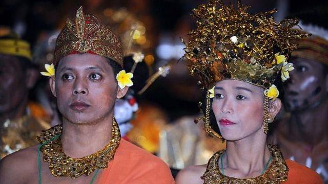 Sepasang calon pengantin yang mengenakan pakaian adat Bali mengikuti upacara pernikahan massal antaragama yang disponsori oleh penyelenggara dan pemerintah Jakarta di Jakarta pada 19 Juli 2011.