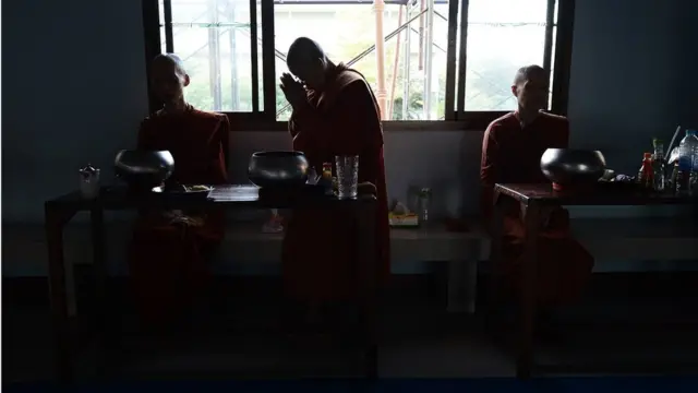 ภิกษุณีลูกวัด ยกมือไหว้ทำความเคารพก่อนเวลาฉันเพล