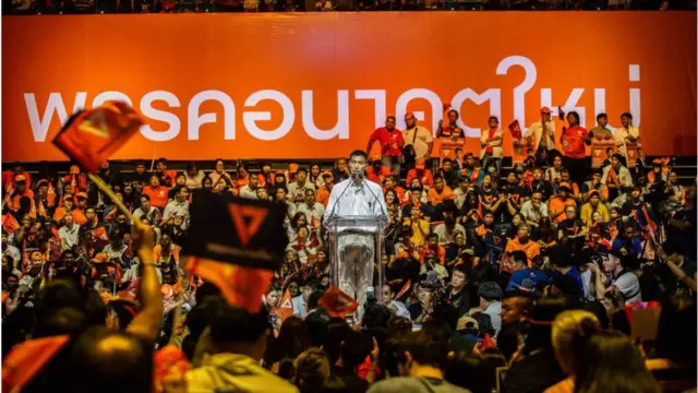 ธนาธรพบประชาชน