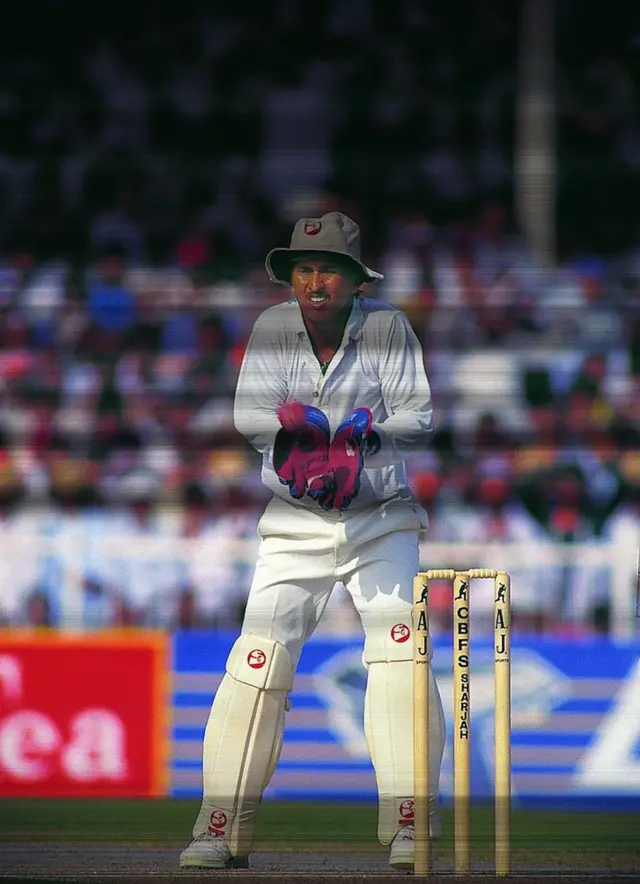 શરૂઆતમાં મોરેએ કૅચ છોડ્યા બાદ ગ્રેહામ ગૂચે 333 રનનો જંગી સ્કોર નોંધાવ્યો હતો.