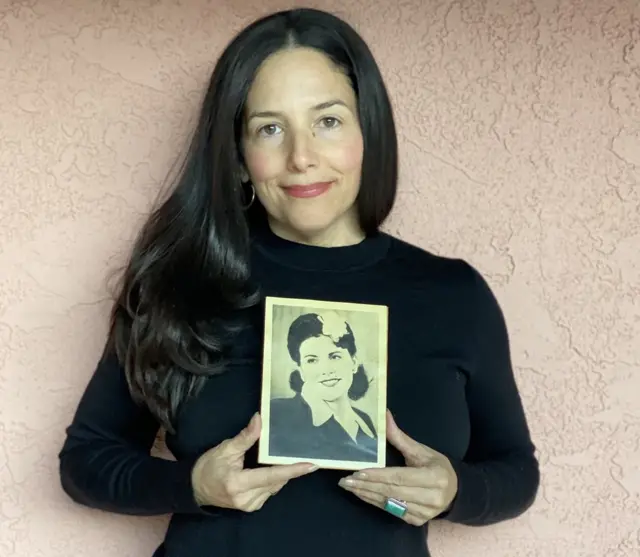 Stacy Cordova sostiene la foto de su tía abuela Mary Franco