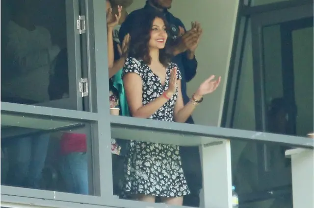 2014 డిసెంబర్ 30వ తేదీన మెల్ బోర్న్ క్రికెట్ గ్రౌండ్ లో భారత్ ఆస్ట్రేలియా టెస్టు మ్యాచ్ లో 50 పరుగులు చేసిన కోహ్లీకి గ్యాలరీ నుంచి అభినందనలు తెలుపుతున్న అనుష్క శర్మ