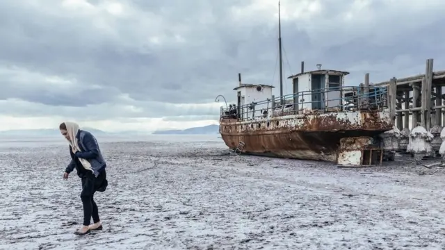 قاع البحيرة الجاف هو مصدر للغبار المالح الذي تحمله الرياح القوية فيتحول إلى عاصفة غبارية