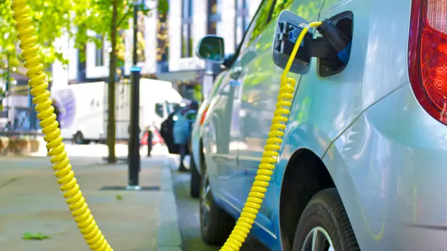 Auto eléctrico cargando