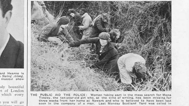 Mujeres buscando en un canal